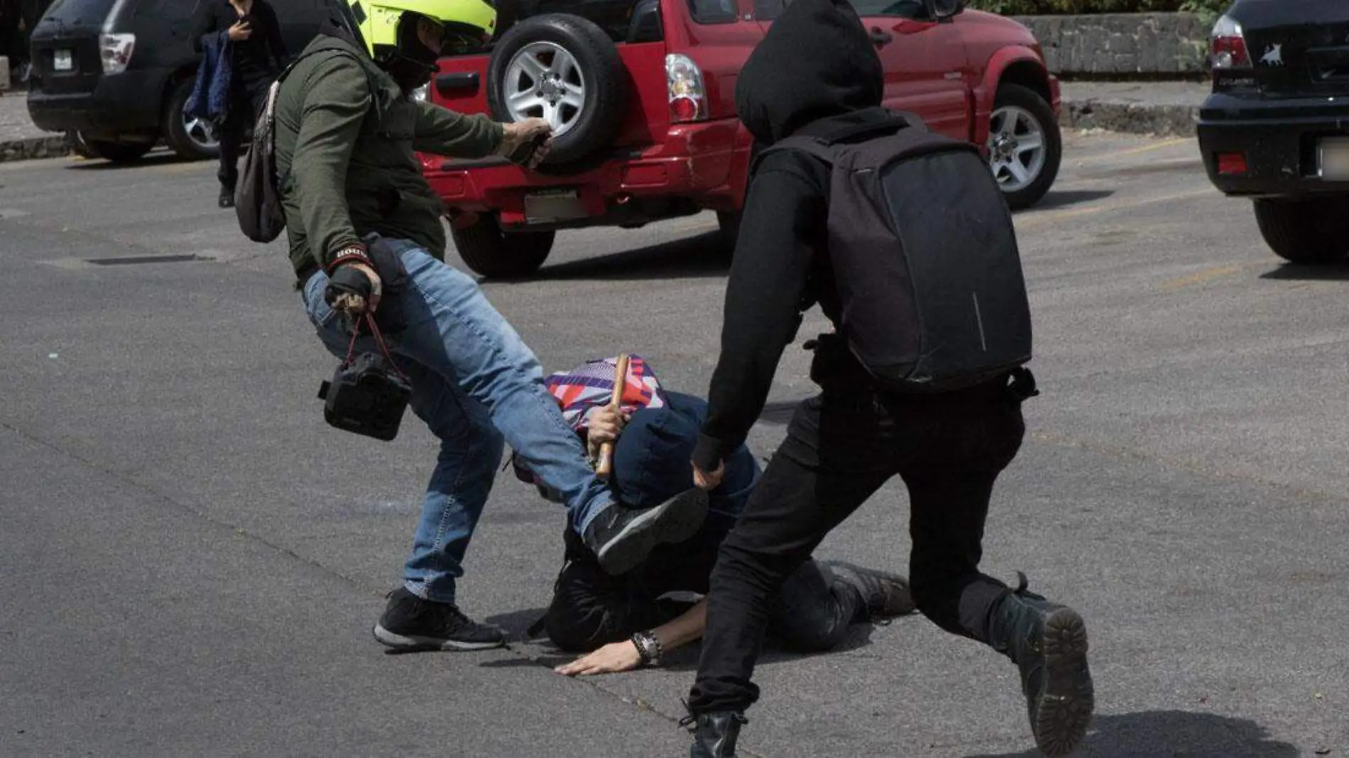 pelea entre jóvenes